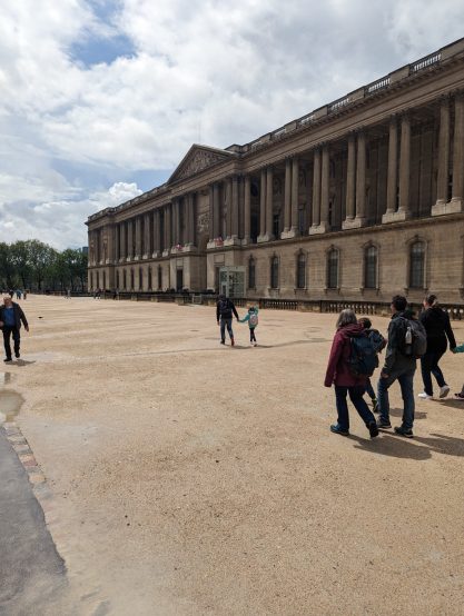 Rückseite vom Louvre